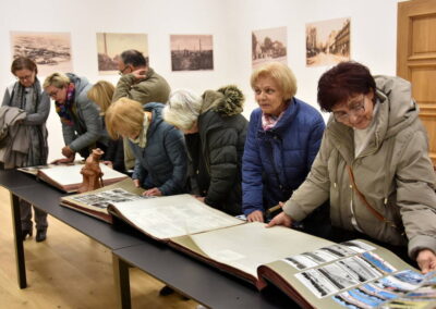 Otvorena izložba “Pričaj mi kroz fotografiju”