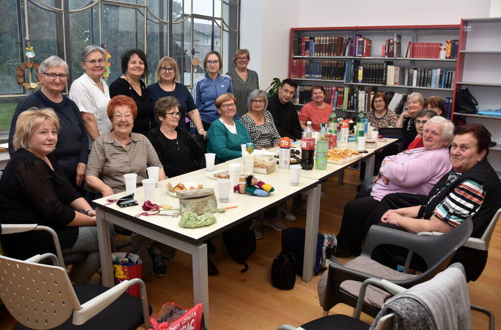 Proslavljen drugi rođendan Štrikeraj čitaonice „Tu i tamo“ Belišće